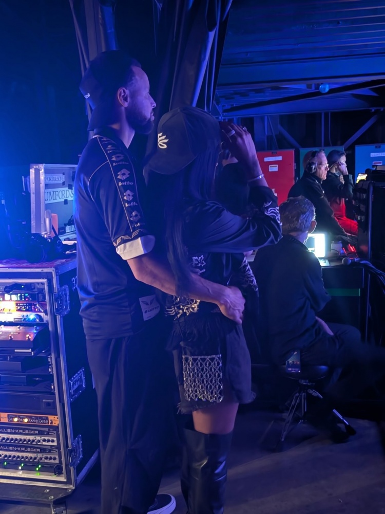 秀恩爱~阿耶莎晒照和库里一起看演唱会：请多来点史诗级约会之夜