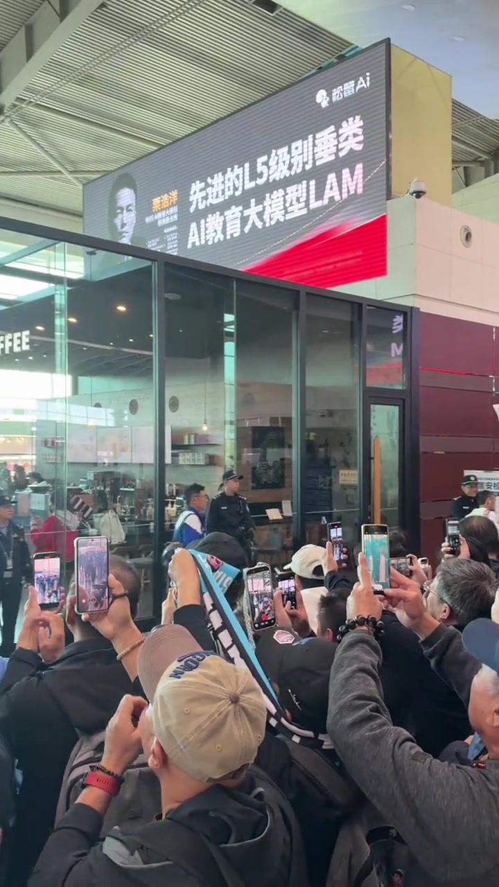 孤注一掷!大连英博今日全员出征成都,机场大批球迷前来壮行