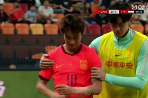 [红牌罚下]不冷静啊！韦世豪肘击被两黄变一红罚下