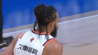 [麦基暴扣]势大力沉！张镇麟突破分球 麦基接球篮下反身重扣
